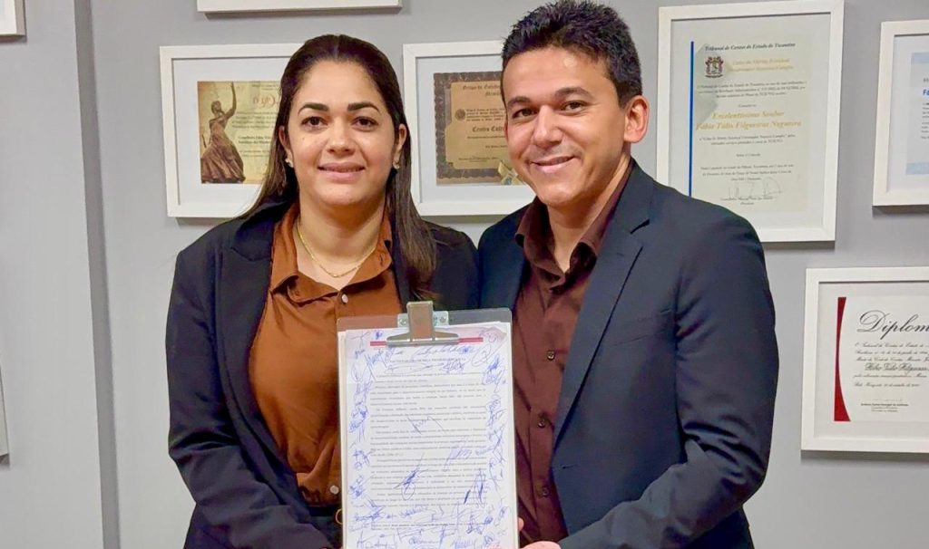 jackson-alvino-e-secretaria-fernanda-alvino-assinam-pacto-paraibano-pela-primeira-infancia