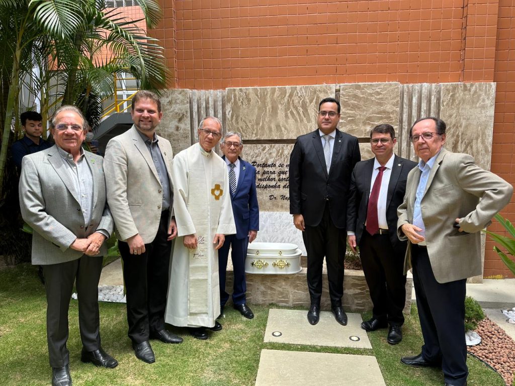 restos-mortais-do-medico-napoleao-laureano-e-transferido-para-espaco-do-hospital-que-leva-seu-nome