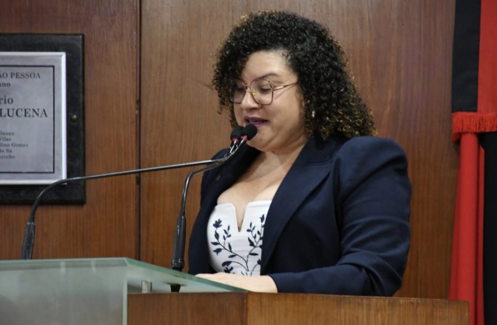 jailma-carvalho-se-emociona-durante-homenagem-a-casa-pequeno-davi:-“-a-educacao-transforma-vidas”