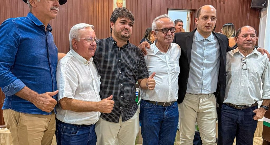 cicero-recebe-titulo-de-cidadao-pilonense-durante-comemoracao-dos-72-anos-de-emancipacao-da-cidade