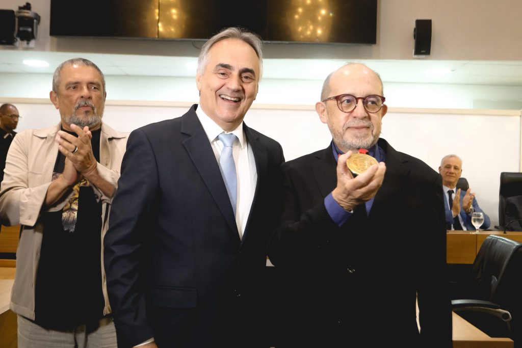 jornalista-rubens-nobrega-recebe-medalha-epitacio-pessoa-em-sessao-especial-proposta-por-luciano-cartaxo