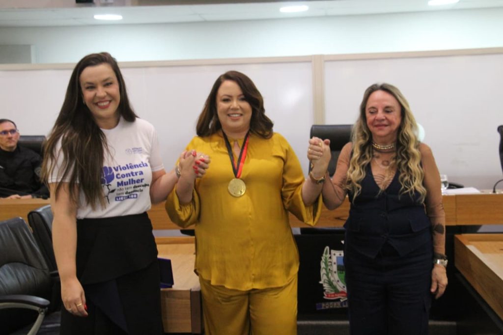 alpb-concede-medalha-de-merito-a-policial-penal-cinthya-almeida