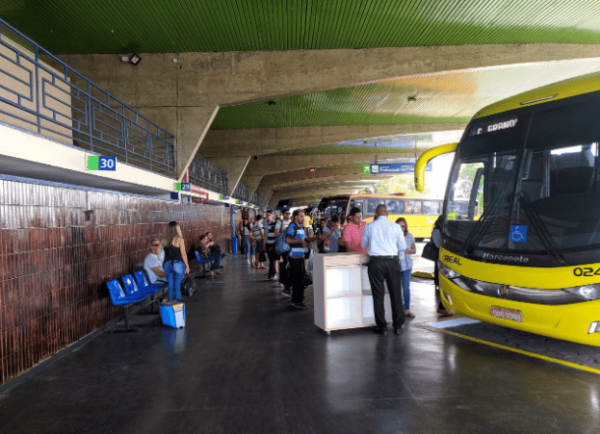 taxistas-bloqueiam-rodoviaria-de-joao-pessoa-em-protesto-e-policia-e-acionada