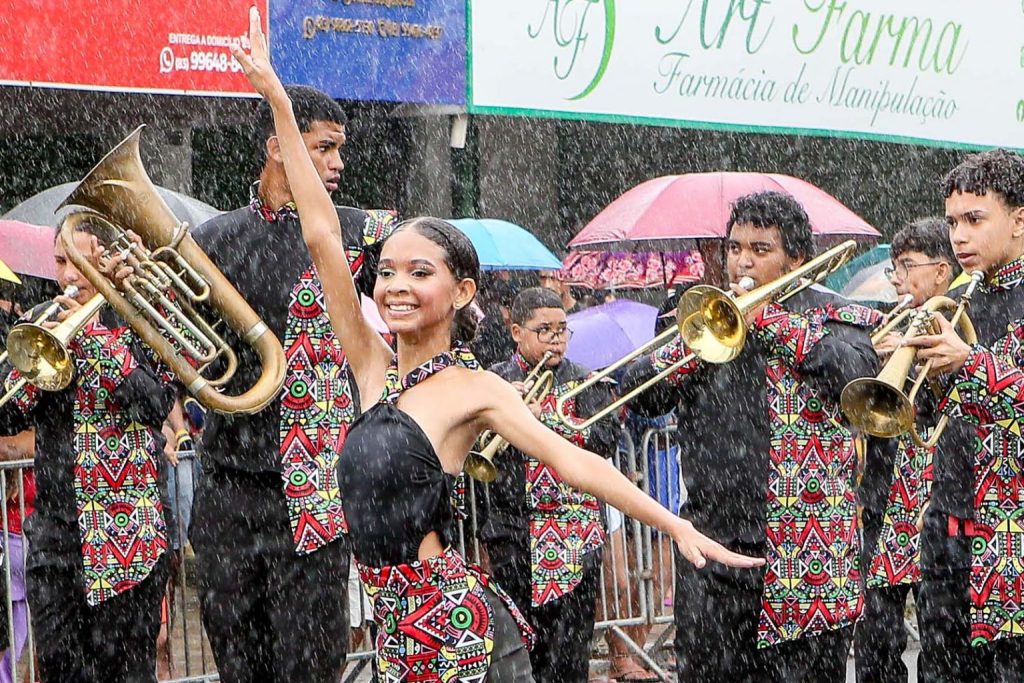desfile-civico-supera-chuva-e-reune-grande-publico-no-bairro-de-mangabeira,-em-jp