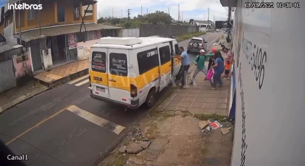 video:-homens-armados-roubam-van-escolar,-sequestram-casal-e-efetuam-disparos-em-bairro-de-jp