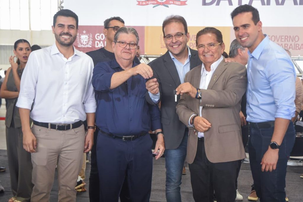 adriano-galdino-destaca-importancia-de-novos-onibus-escolares-para-o-futuro-da-paraiba