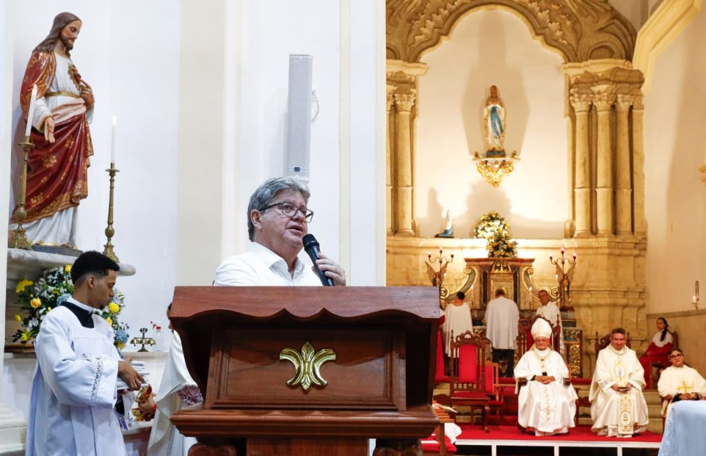 joao-azevedo-participa-de-missa-de-restauracao-da-igreja-de-lourdes-e-destaca-icms-cultural
