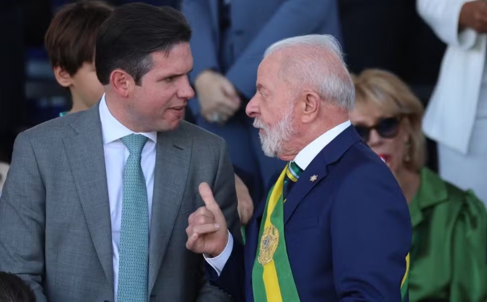 com-hugo-motta-e-gritos-de-‘sem-anistia’,-lula-desfila-em-brasilia