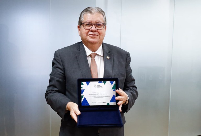 joao-azevedo-recebe-premio-do-tesouro-nacional-pela-gestao-fiscal-da-paraiba