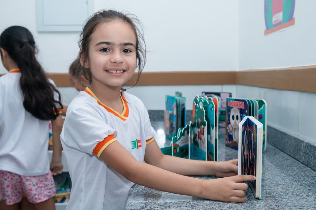 escola-municipal-de-pocinhos-recebe-nova-biblioteca-do-projeto-cantos-de-leitura