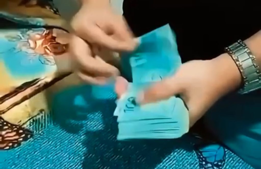empregada-e-presa-suspeita-de-furtar-mais-de-r$-8-mil-do-patrao-no-sertao-da-pb