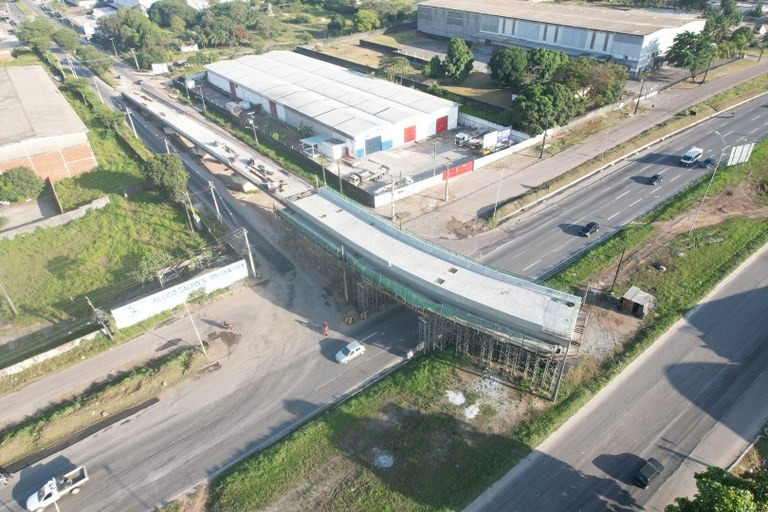 obras-em-viaduto-no-distrito-industrial-provocam-mudancas-no-transito-da-br-101;-veja-rotas