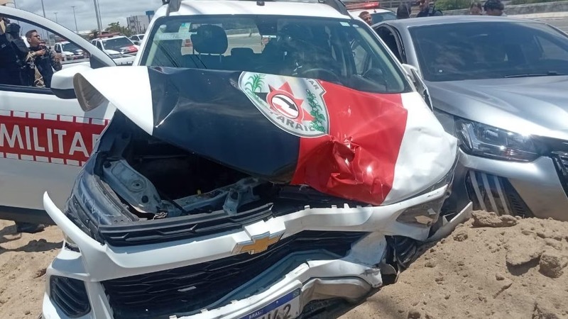 colisao-entre-viatura-da-pm-e-carro-de-passeio-deixa-policiais-feridos,-em-cabedelo