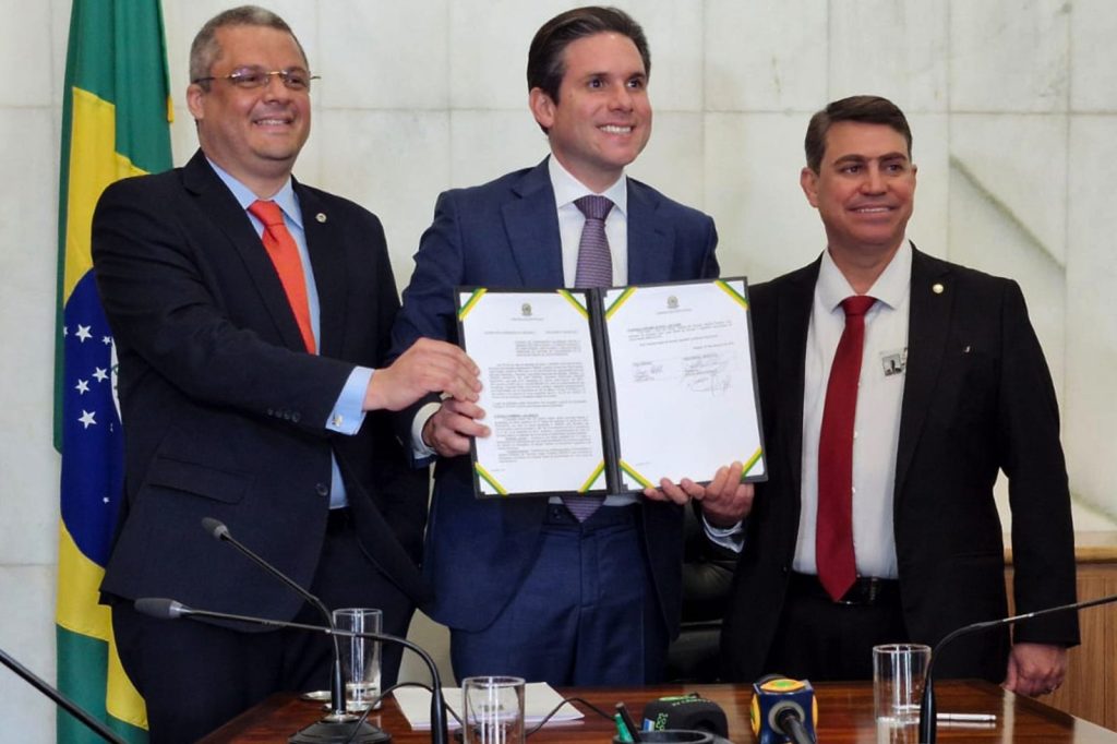 hugo-motta-e-dinho-assinam-criacao-da-rede-legislativa-metropolitana