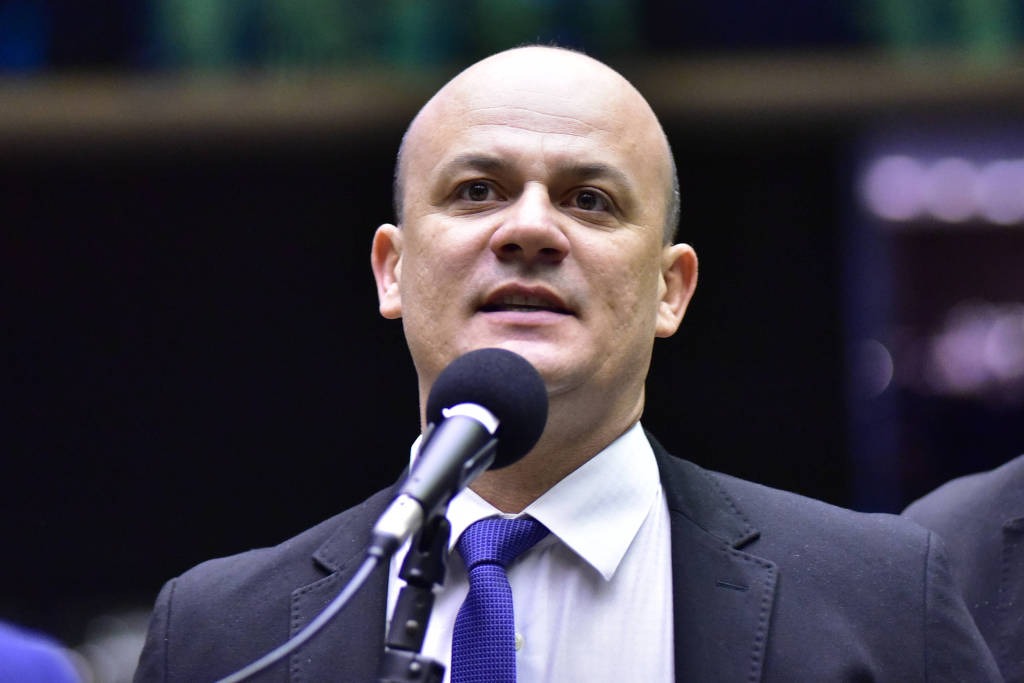 video:-cabo-gilberto-cita-preco-do-iphone-ao-se-posicionar-contra-taxacao-dos ‘super-ricos’