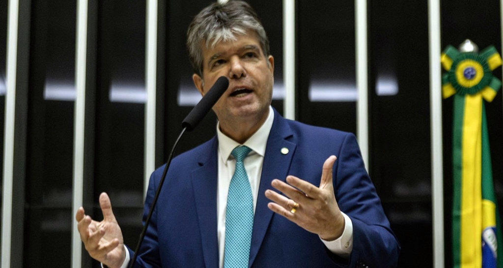 ruy-carneiro-se-interna-para-cirurgia-na-coluna-e-vai-se-afastar-por-uma-semana