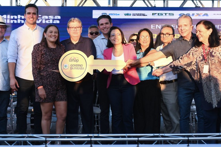 joao-azevedo-entrega-96-casas-e-centro-de-esportes-em-patos