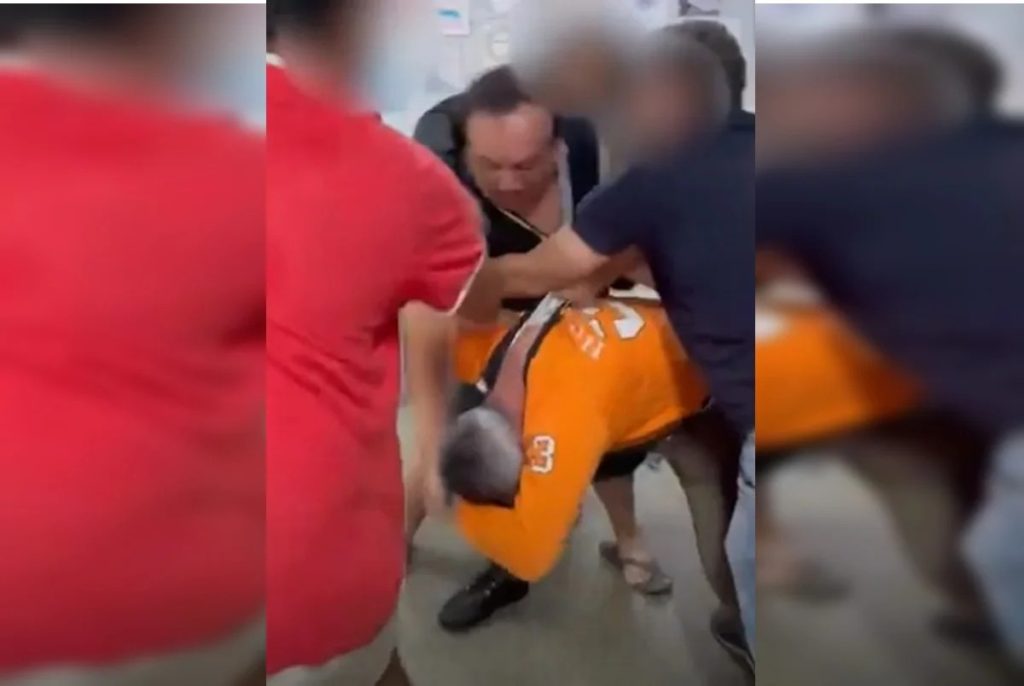 video:-pai-de-aluna-agride-professor-em-escola-apos-discussao-por-celular