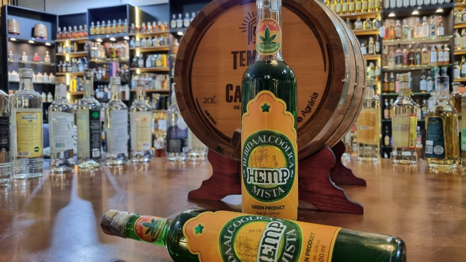cachaca-hemp-volta-ao-‘brasil-cachacas’-e-levanta-debate-sobre-o-uso-responsavel-da-cannabis
