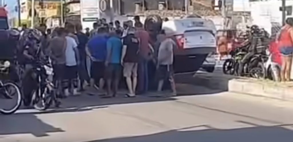video:-carro-capota-apos-bater-em-moto-e-deixa-um-ferido,-em-joao-pessoa