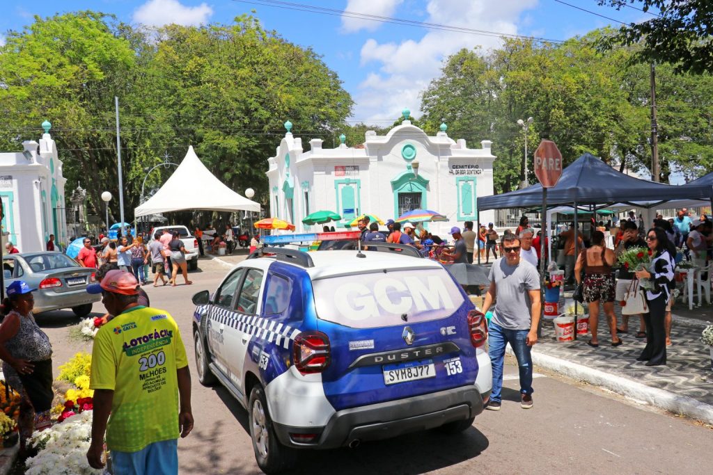 milhares-de-pessoas-homenageiam-seus-entes-queridos-nos-cemiterios-publicos-de-joao-pessoa