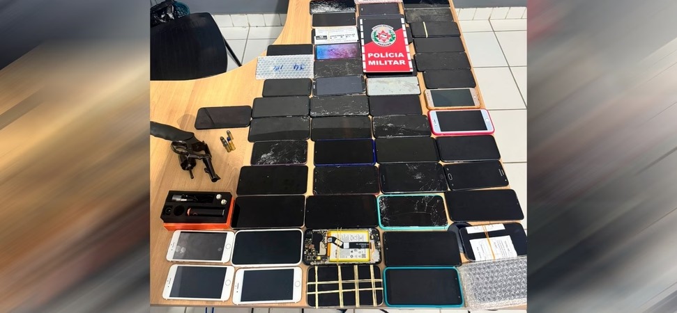 policia-militar-apreende-mais-de-60-celulares-e-arma-de-fogo-em-loja,-na-pb