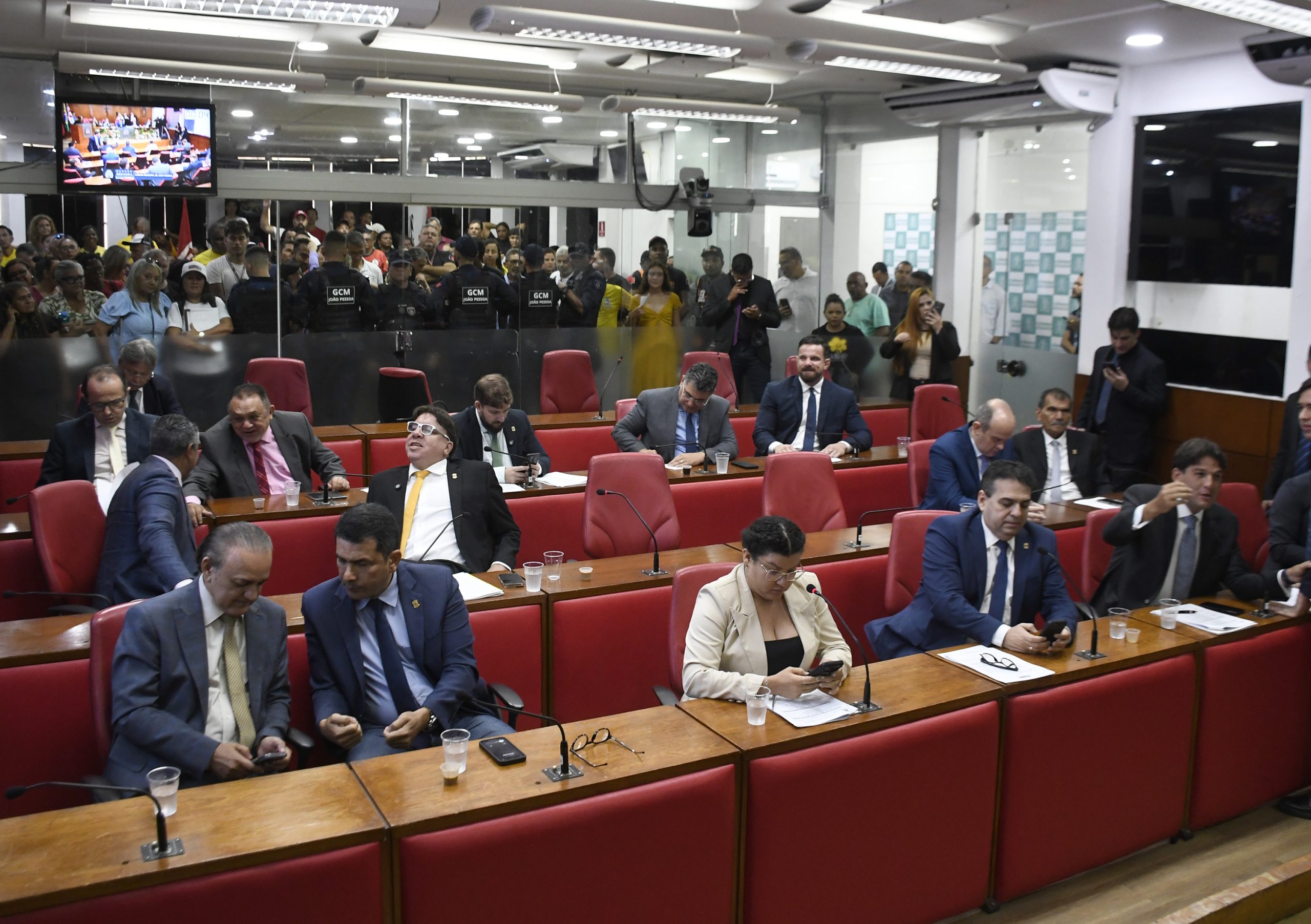 apos-confusao,-camara-de-jp-rejeita-projeto-sobre-despesas-associadas-a-ocupacoes