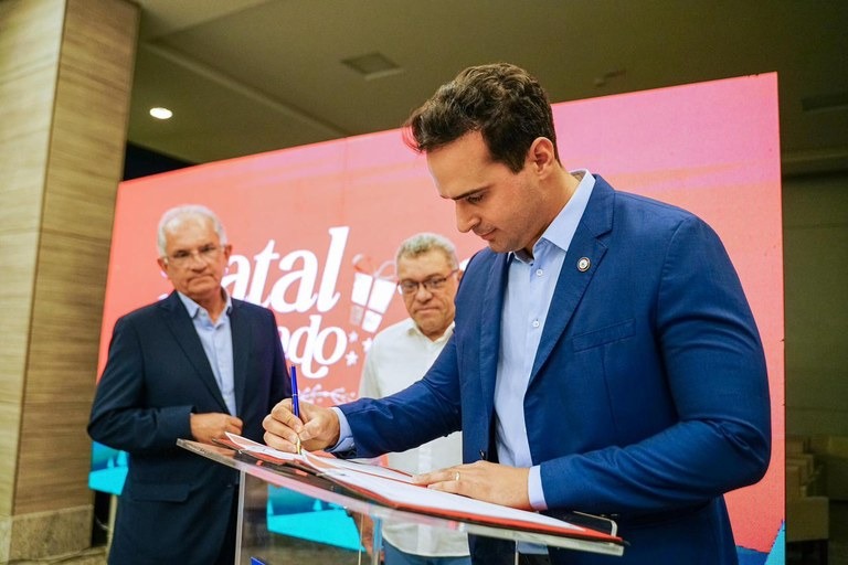 lucas-ribeiro-assina-termo-de-fomento-que-garante-apoio-ao-natal-premiado-da-cdl-de-cg