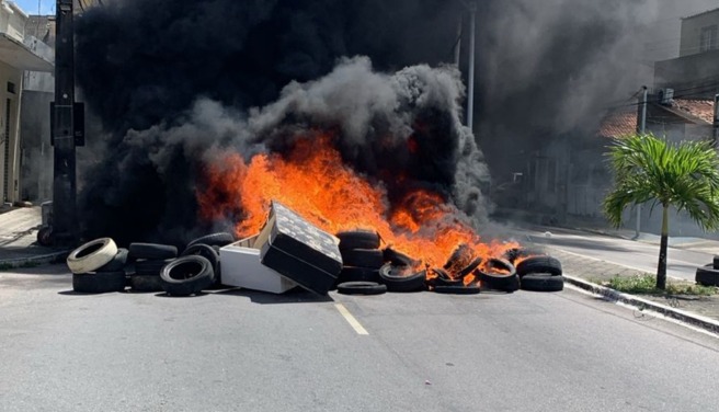 manifestantes-interditam-via-em-joao-pessoa-apos-jovem-ser-baleado-por-policial