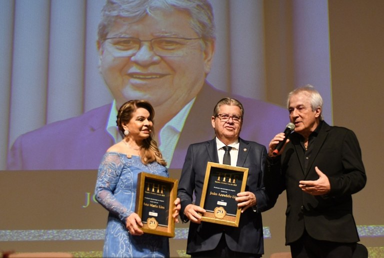 joao-azevedo-e-primeira-dama-sao-homenageados-com-trofeu-heitor-falcao