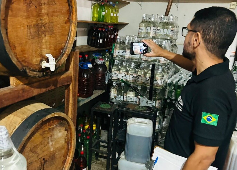 alambique-clandestino:-operacao-conjunta-interdita-duas-fabricas-de-bebidas-em-cg