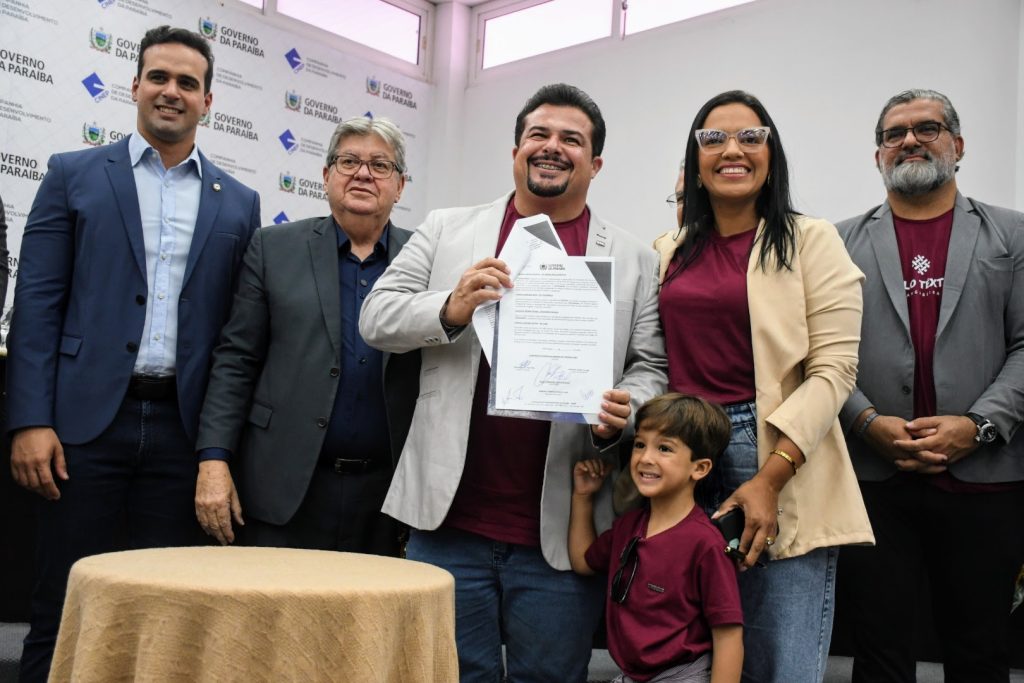 joao-firma-contratos-do-polo-textil-de-mangabeira-e-anuncia-reducao-de-icms-para-setor