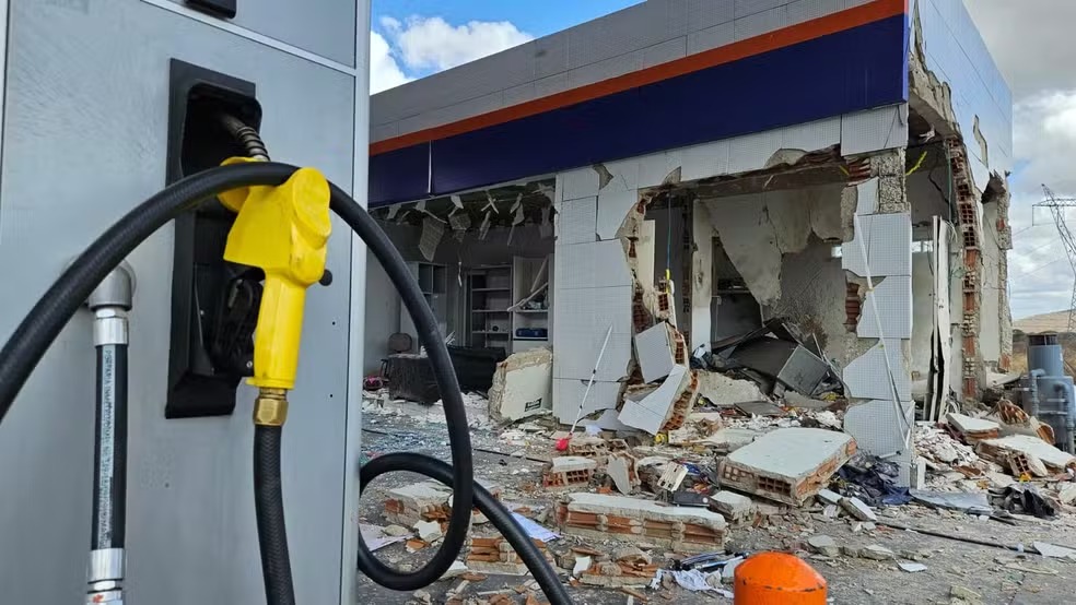 assaltantes-explodem-cofre-de-posto-de-gasolina,-em-campina-grande