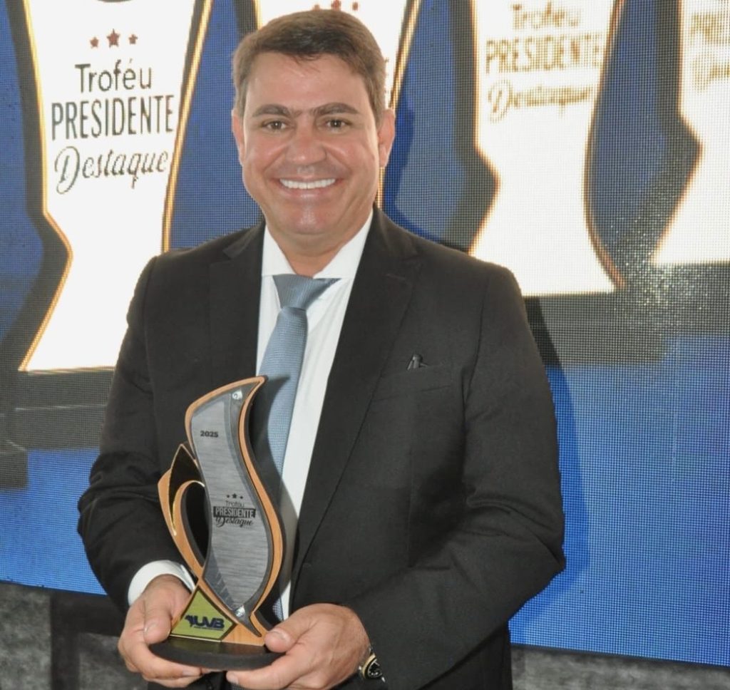 dinho-recebe-premio-nacional-por-gestao-moderna-e-transparente-na-cmjp