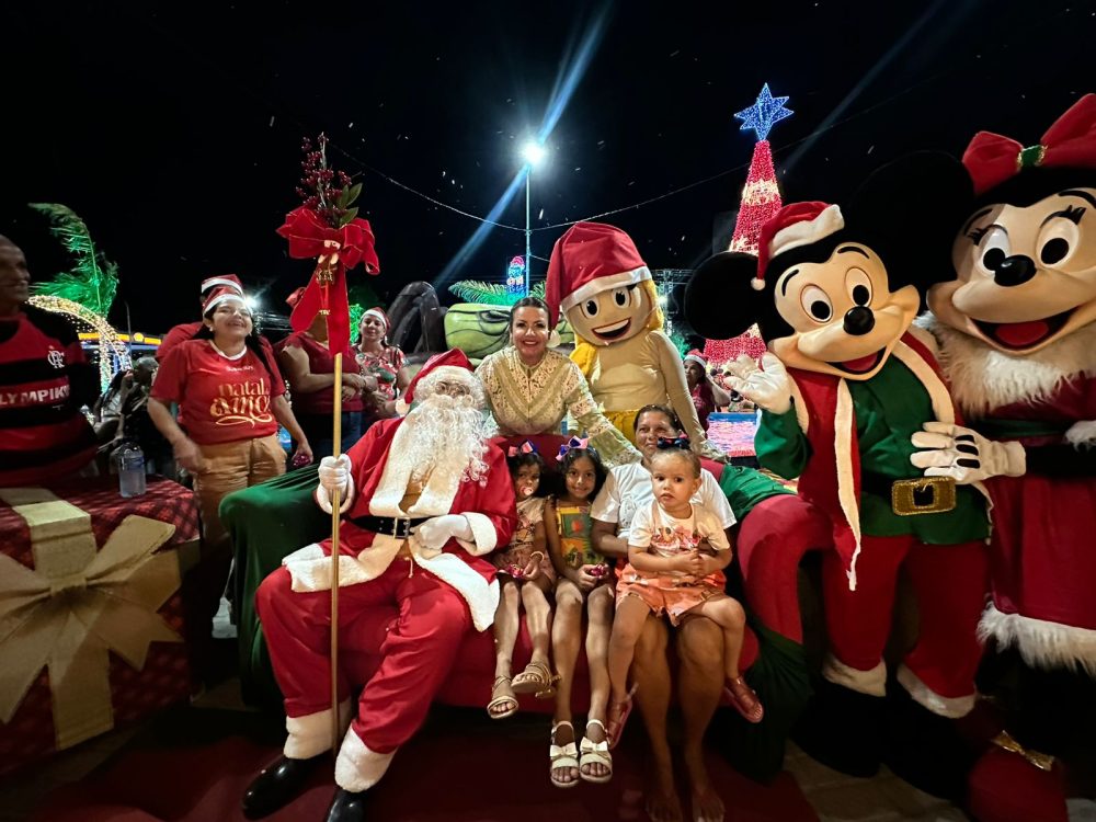 papai-noel-chega-em-bayeux,-faz-nevar-e-alegra-criancada-no-giradouro-do-caranguejo