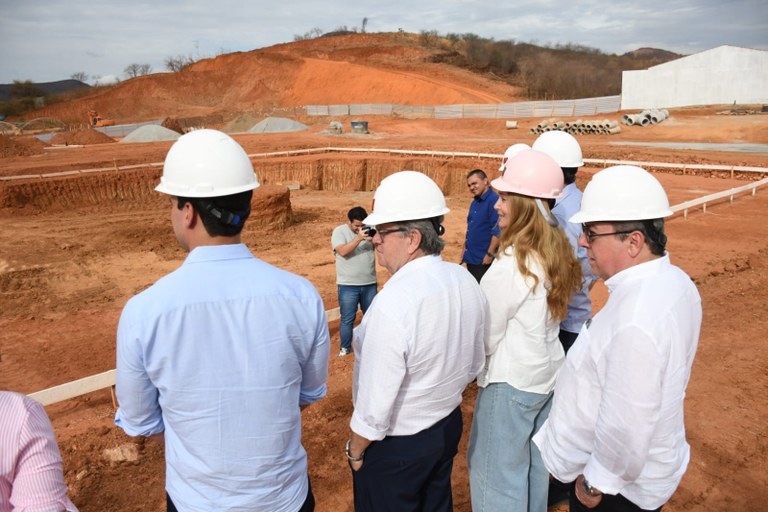 em-cajazeiras,-joao-azevedo-visita-obras-e-destaca-parcerias-com-o-municipio
