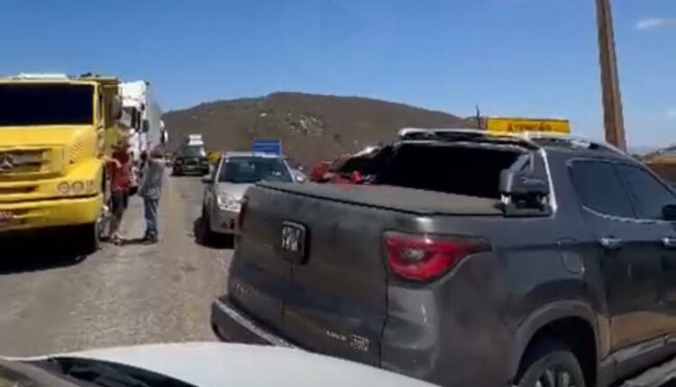 oab-fecha-rodovia-em-manifestacao-contra-morosidade-do-judiciario-na-comarca-de-teixeira