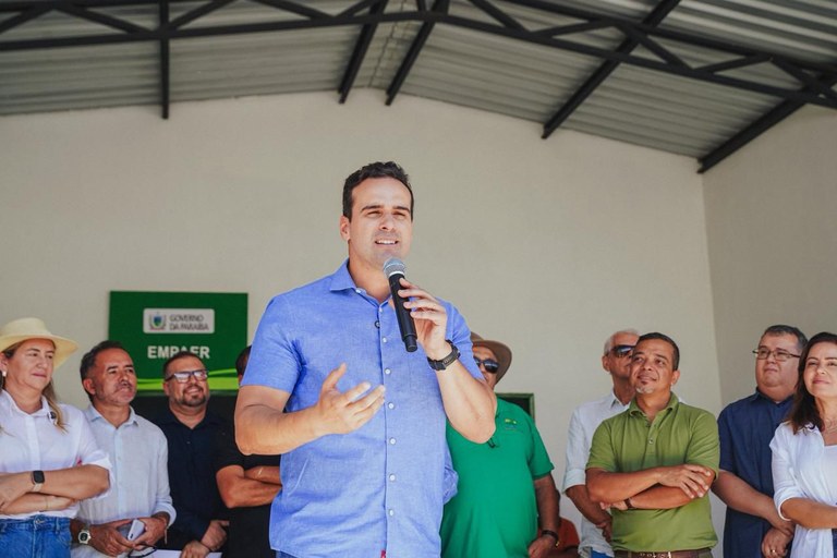 lucas-ribeiro-assina-contratos-do-empreender-e-entrega-acoes-em-monteiro