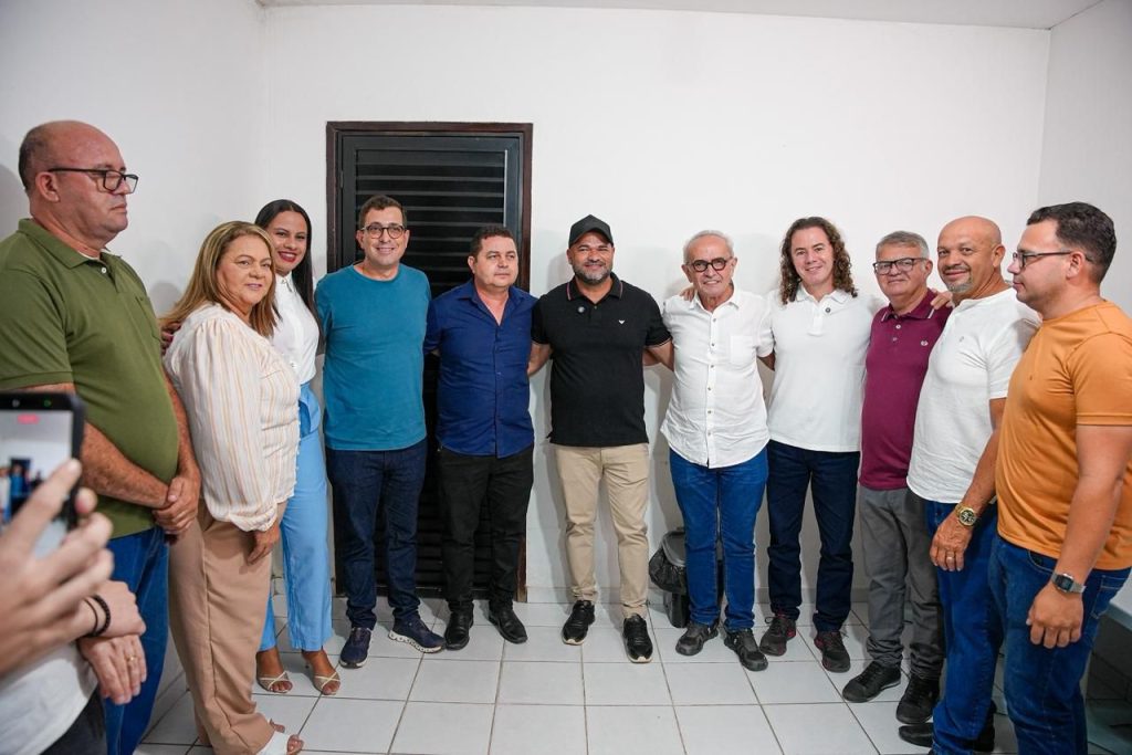 cicero-lucena-recebe-adesao-do-prefeito-leo-martins,-de-sobrado