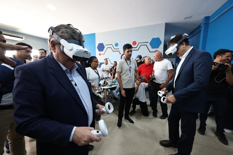 joao-azevedo-e-ministro-camilo-santana-inauguram-salas-amanha-digital-e-maker-em-bayeux