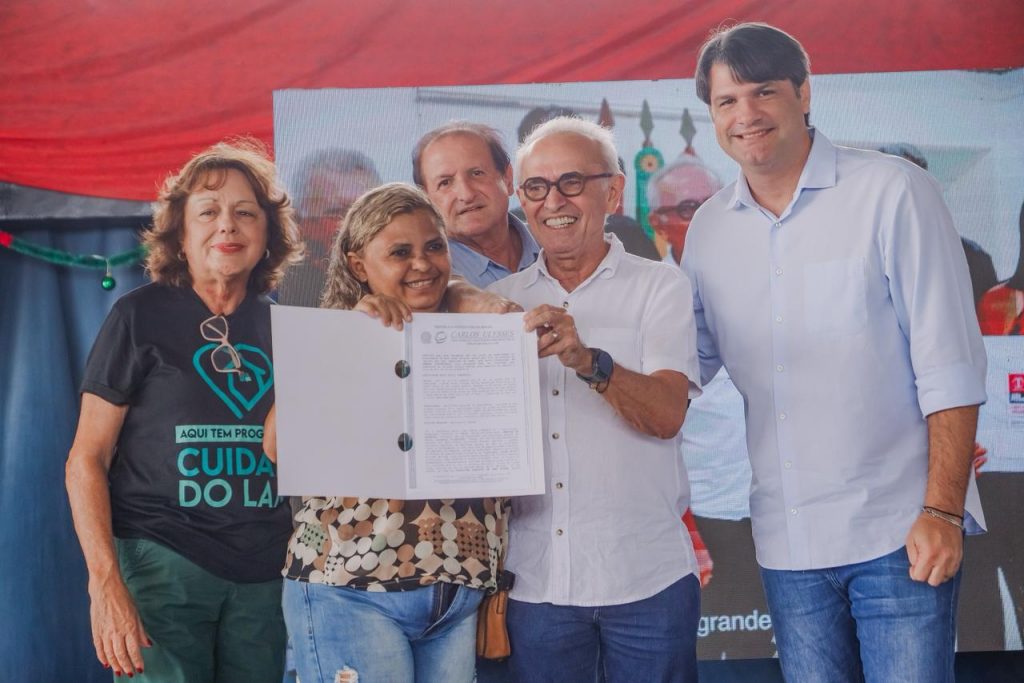 cicero-entrega-80-titulos-de-propriedade-para-familias-de-areas-vulneraveis