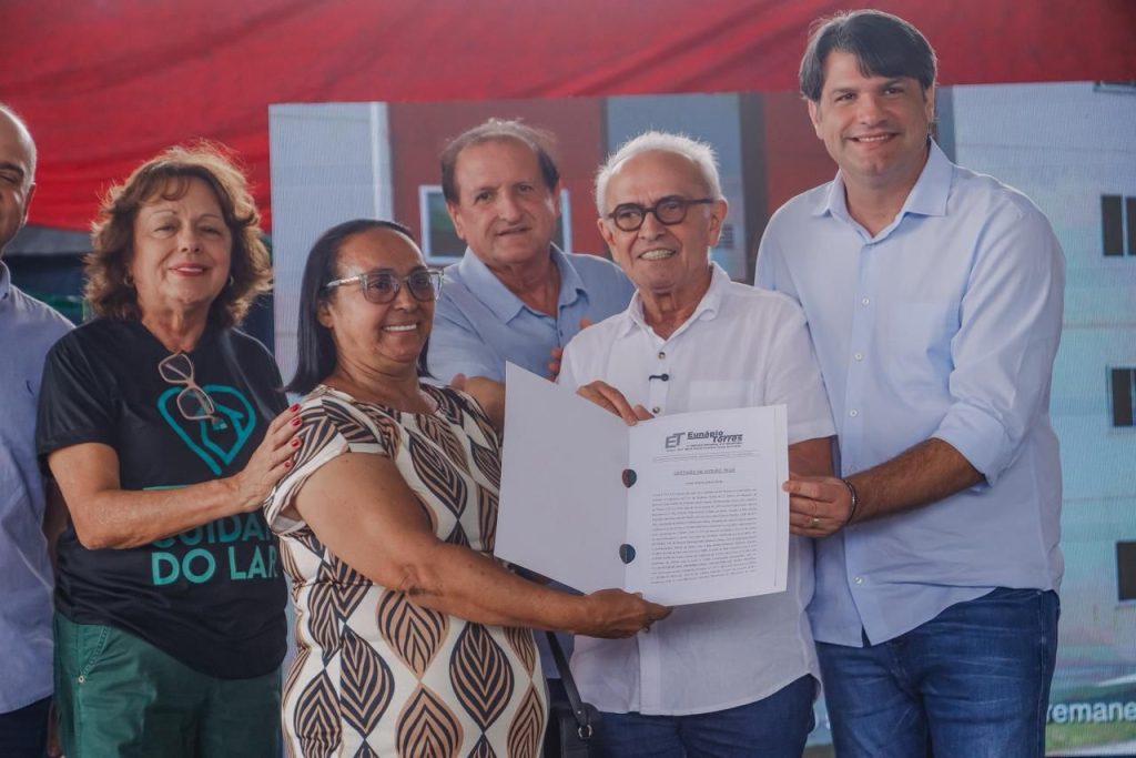 cicero-lucena-entrega-80-titulos-de-propriedade-para-familias-de-areas-vulneraveis