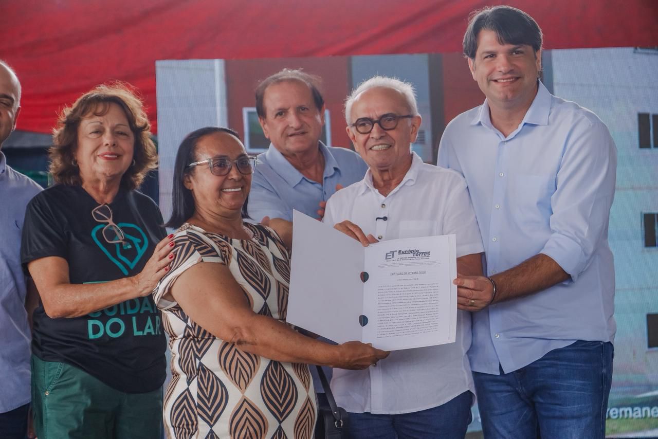 cicero-lucena-entrega-80-titulos-de-propriedade-para-familias-de-areas-vulneraveis