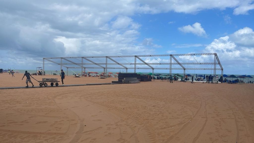 prefeitura-inicia-montagem-da-estrutura-para-show-de-frei-gilson-na-orla-de-jp