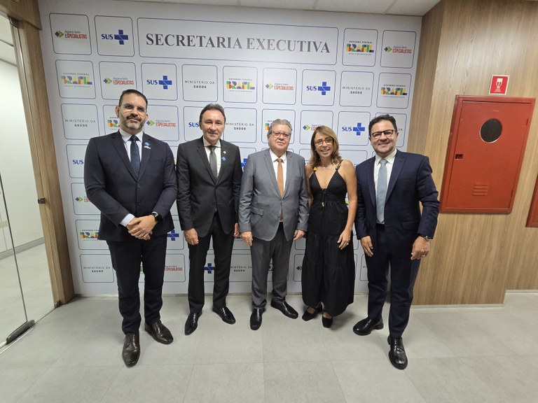 joao-azevedo-trata-de-investimentos-em-cirurgias-eletivas-no-ministerio-da-saude