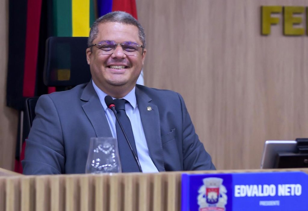 prefeito-edvaldo-neto-antecipa-salarios-e-aquece-economia-de-cabedelo-antes-do-fim-de-2025