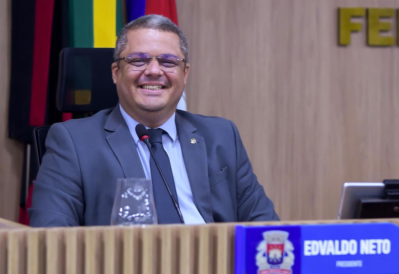 prefeito-edvaldo-neto-antecipa-salarios-e-aquece-economia-de-cabedelo-antes-do-fim-de-2025