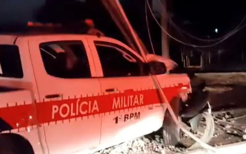 viatura-colide-com-poste-durante-perseguicao-e-deixa-dois-policiais-feridos,-em-jp