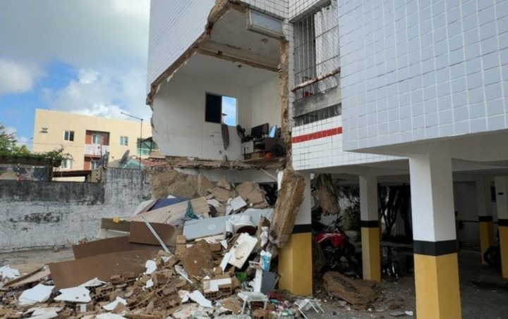defesa-civil-interdita-predio-no-bessa-apos-desabamento-de-parte-da-estrutura