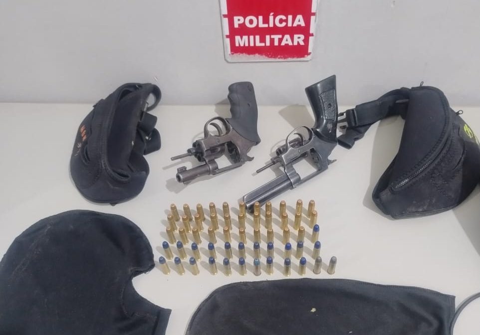 dupla-encapuzada-e-presa-com-revolveres-e-municoes-na-br-230,-em-santa-rita
